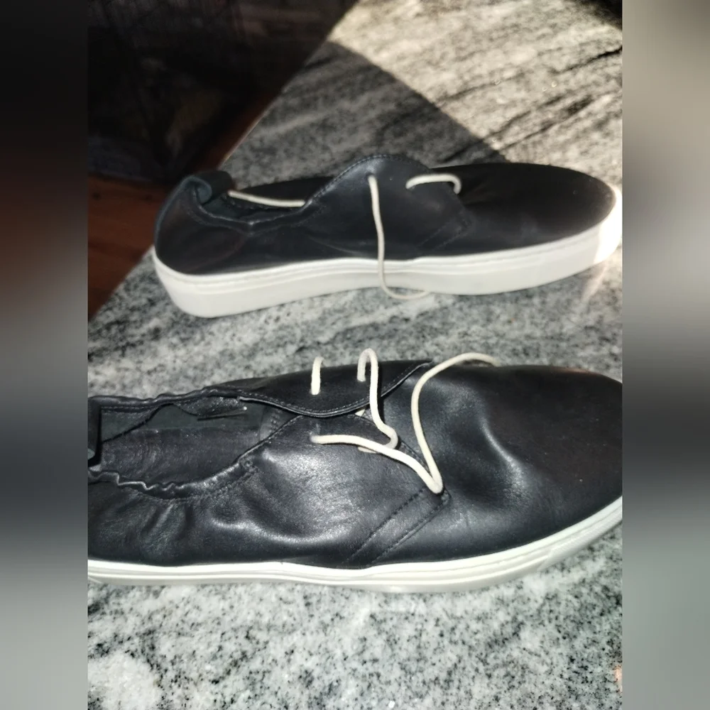 The Flexx NWT leather lace up sneaker size 8, black white laces